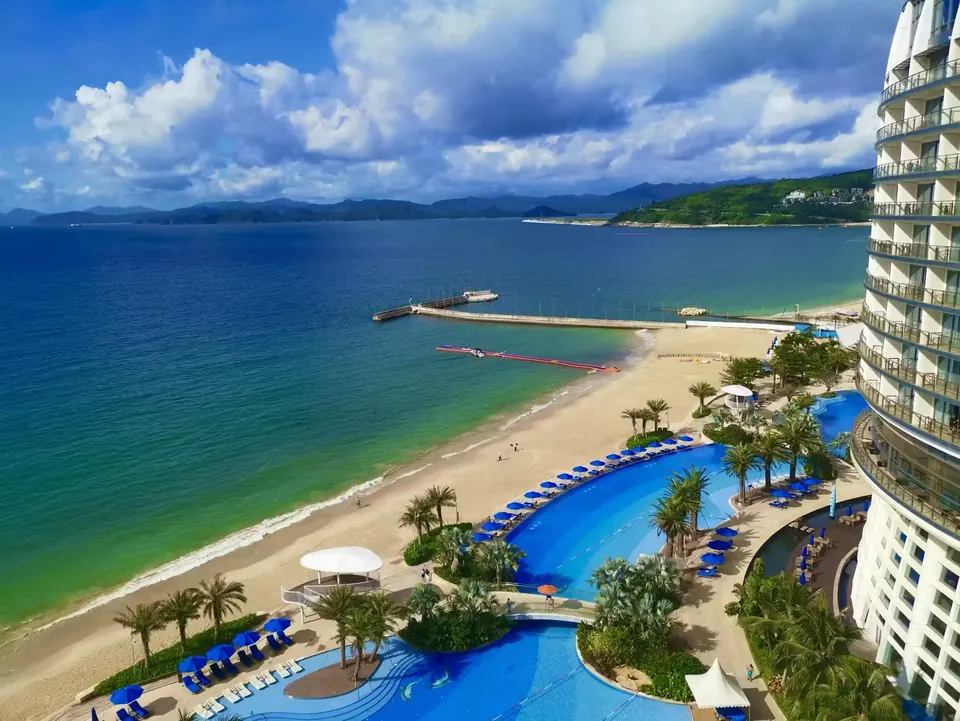 Dameisha beach and the green hills around Shenzhen